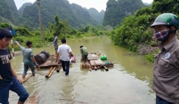 Mưa lũ tại Lạng Sơn: Người dân phải dùng thuyền để di chuyển